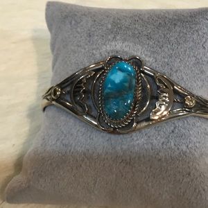 Silver bracelet with tourquise stone